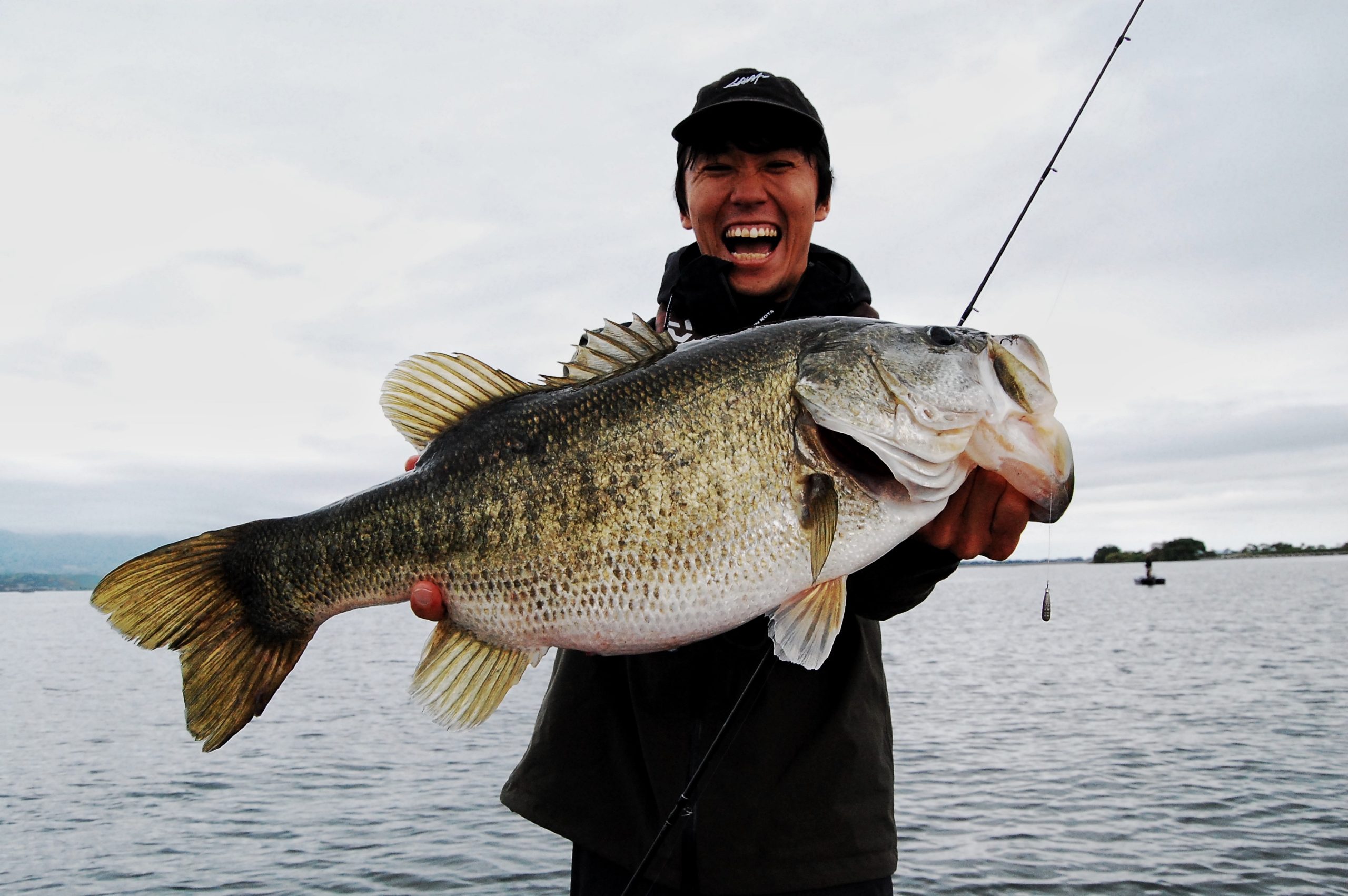 65センチ4キロオーバー 何で釣った どこで釣った 琵琶湖北湖のバスフィッシングガイドconnect